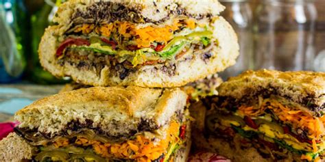 Muffuletta: Un Tripudio di Sapori Mediterranei Incapsulati in un Panino Gigantesco!