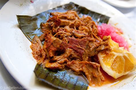  Cochinita Pibil: Una Sinfonia di Sapori Agrodolci che Danzano sulla Lingua!