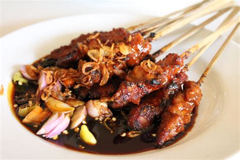  Sate Ayam! Un'Esplosione di Sapori Piccanti e Aromi Tropicali