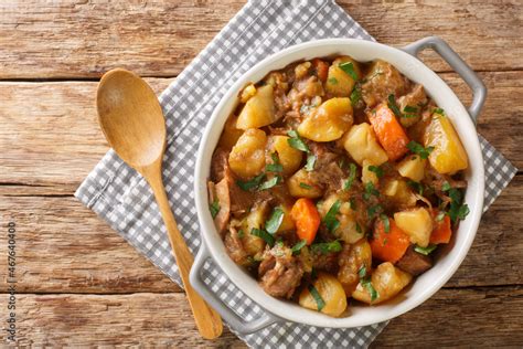  Stovies: Un affascinante connubio di sapori rustici e confortanti per il palato!